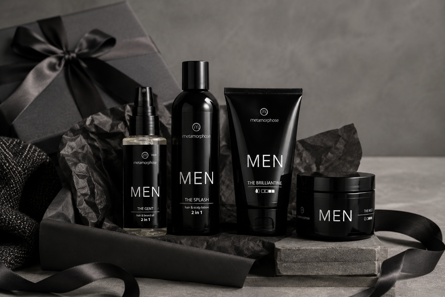 Vaderdag musthaves met Metamorphose MEN haar- en verzorgingsproducten Luxe Vaderdag setting met Metamorphose MEN verzorgingsproducten, waaronder hair & beard oil, hair & scalp lotion, brilliantine en mud, stijlvol gepresenteerd als cadeau.