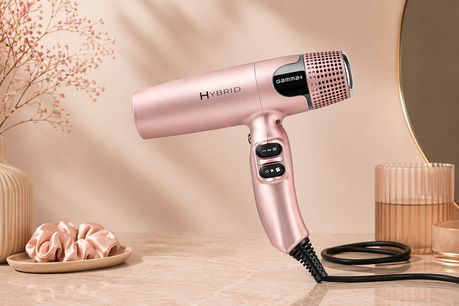 Gamma+ Hybrid Föhn Roze – Luxe styling met volume en glans Roze Gamma+ Hybrid föhn op pastel beige achtergrond met zachte belichting en elegante beauty setting