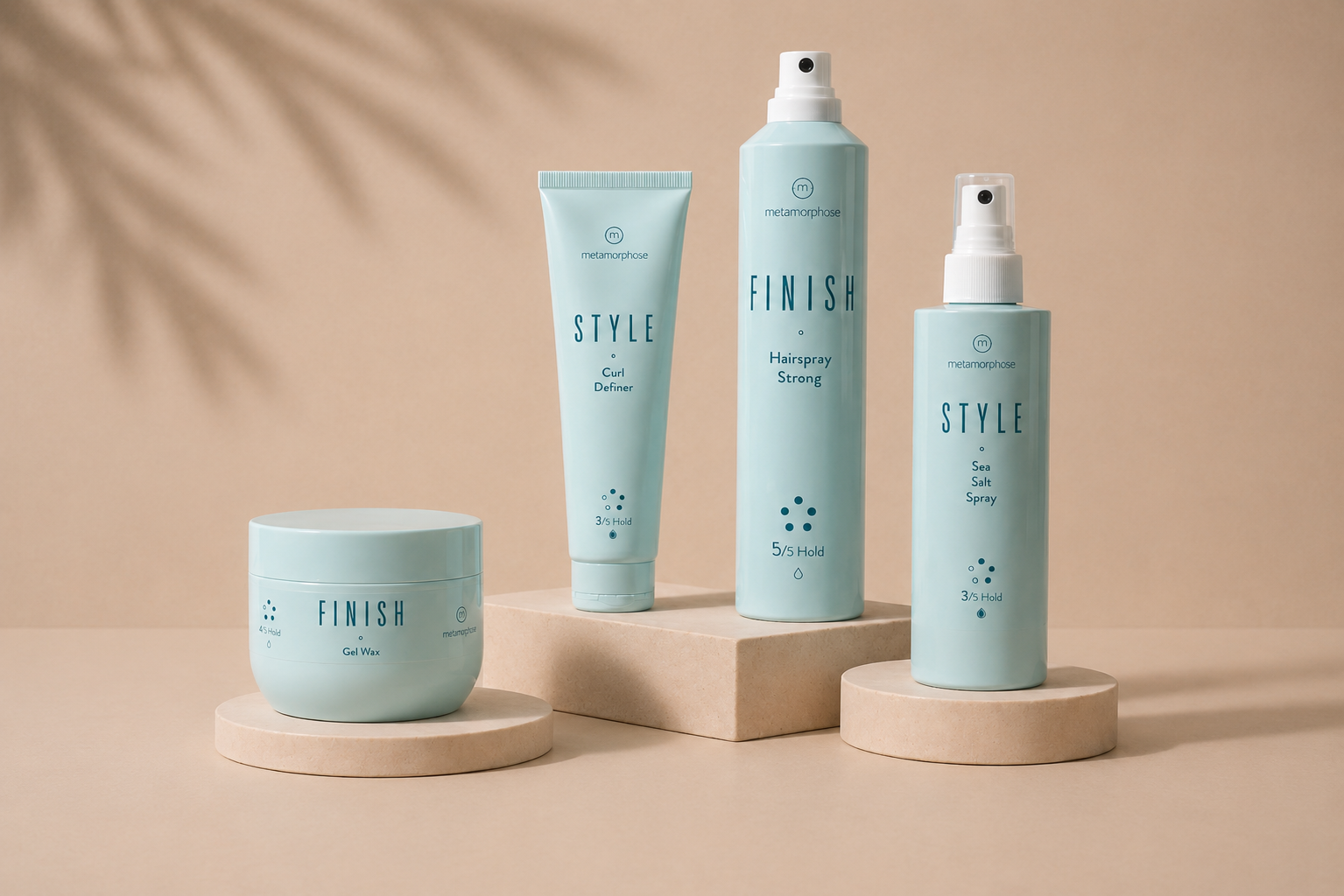 Metamorphose styling producten minimalistische setting Metamorphose styling producten zoals gel wax, curl definer, hairspray strong en sea salt spray op een minimalistisch plateau met beige achtergrond