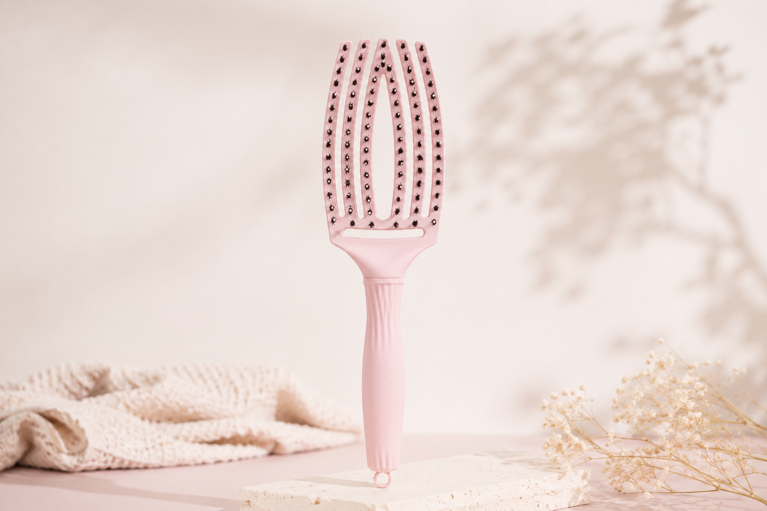 Olivia Garden Fingerbrush Combo Medium Borstel Olivia Garden Fingerbrush Combo Medium haarborstel in pastelroze kleur op een minimalistische beige achtergrond met zachte natuurlijke elementen.