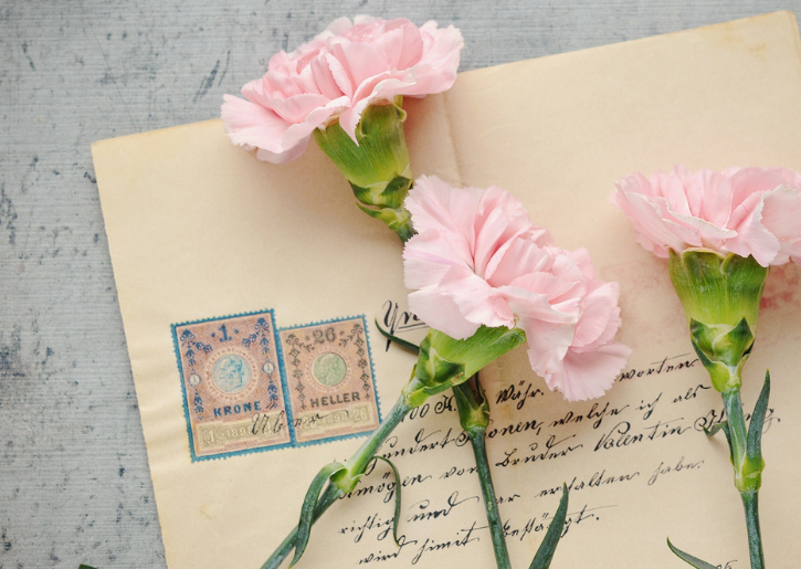 Envelop met stempels en bloemen Beschreven envelop met stempels en bloemen erop