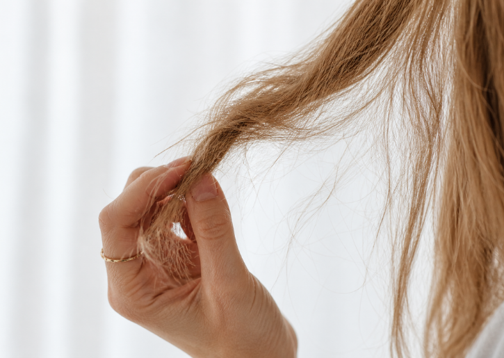 Last van beschadigd haar? Donker blond beschadigd gekleurd haar
