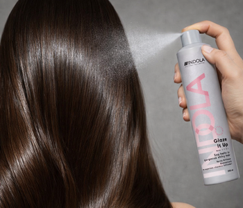 Indola Glaze It Up glansspray op glanzend bruin haar met zichtbare spraynevel